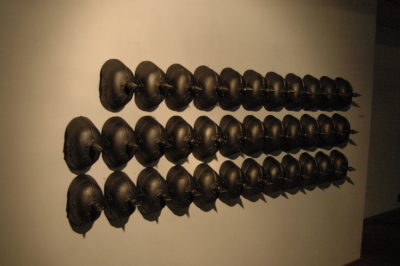 42. pruskie hełmy w żeliwie, instalacja artystyczna, artystyczne odlewy żeliwne